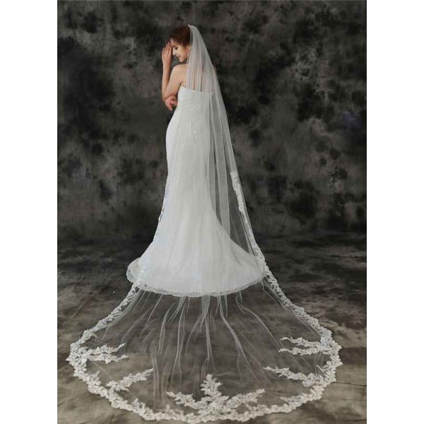 One-tier Lace Applique Edge Chapel Bridal Veils With Lace